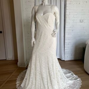 Elegant Lace Wedding Dress size 14
